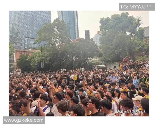 大卫-詹姆斯与中国球迷互动频繁,备受瞩目成为当地人气王 大卫-詹姆斯与中国球迷互动频繁,备受瞩目成为当地人气王