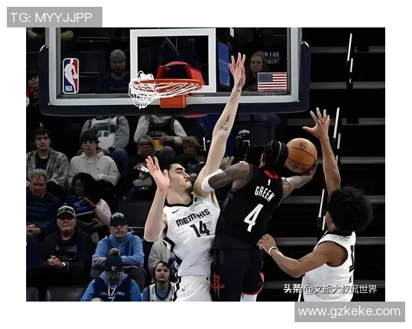 劲敌对决：勇士队挑战灰熊队，激烈厮杀引燃全场热血