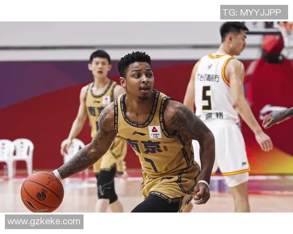 赛场上演外援对决,昆汀-皮特森与亚当斯争夺得分王宝座 赛场上演外援对决,昆汀-皮特森与亚当斯争夺得分王宝座