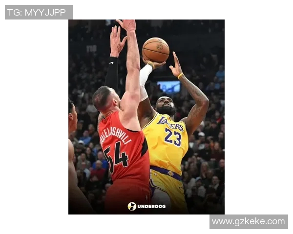 詹姆斯空砍46分无奈,骑士121-125不敌勇士遭遇总决赛两连败 詹姆斯空砍46分无奈,骑士121-125不敌勇士遭遇总决赛两连败